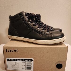 Taos Footwear Black High-Top Sneakers
